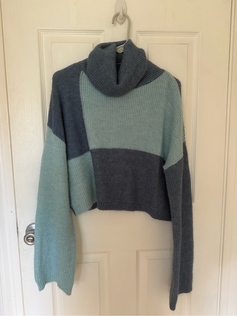 wild fable Color Block Turtleneck Sweater, blue size medium